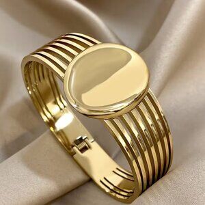 Elegant and Luxurius Thick Spring Bracelets Stainless Steel in 18k Gold Plated